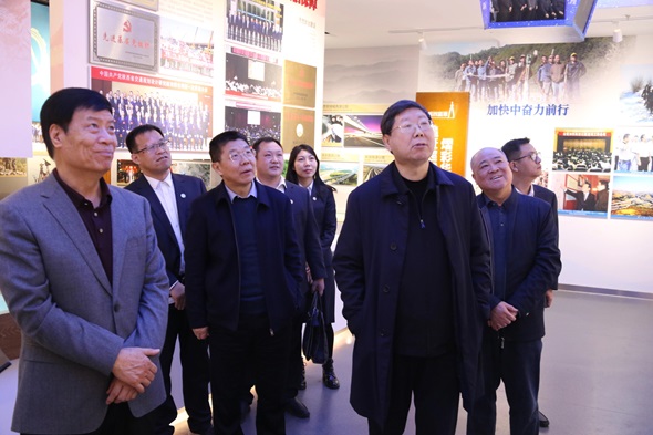 参观院史馆.jpg